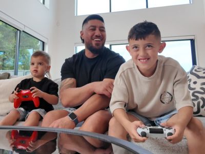 Een gezin is samen aan het gamen; een positieve opvoedtip die helpt om gameverslaving bij kinderen te voorkomen.